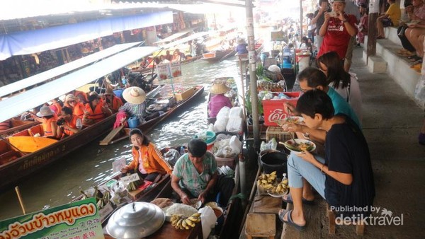 Pasar Terapung di Thailand Ini Berusia 153 Tahun