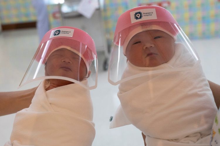 Bayi di Thailand Pakai Masker untuk Cegah Covid-19