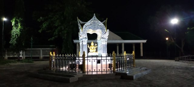 Melihat Patung Buddha Dewa Empat Muka Asli Thailand di Tuban