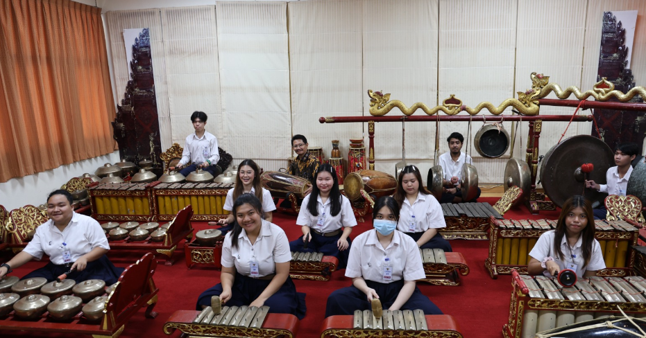 Mahasiswa Thailand Belajar Gamelan Jawa dan Kolintang