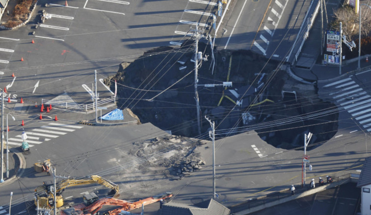 Jepang Heboh, Tanah Ambles Jadi Lubang Raksasa, 1 Warga Terjebak