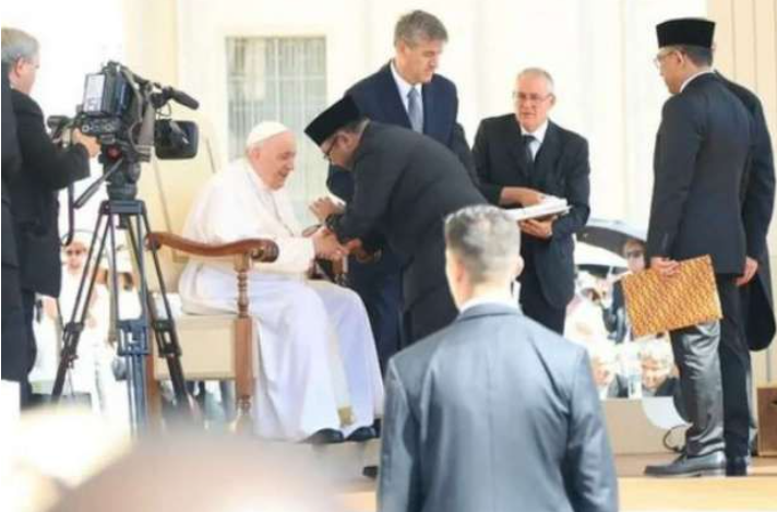 Menag Yaqut Jabat Tangan Paus Fransiskus, Undang Sri Paus ke Indonesia