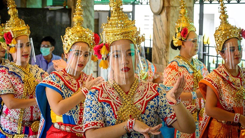 Thailand Longgarkan Lockdown, Penari Tampil Berpelindung Wajah