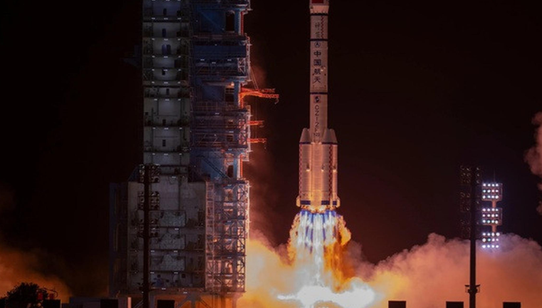 Ambisi China Taklukkan Bulan: Luncurkan Pesawat Ruang Angkasa Shenzhou-23