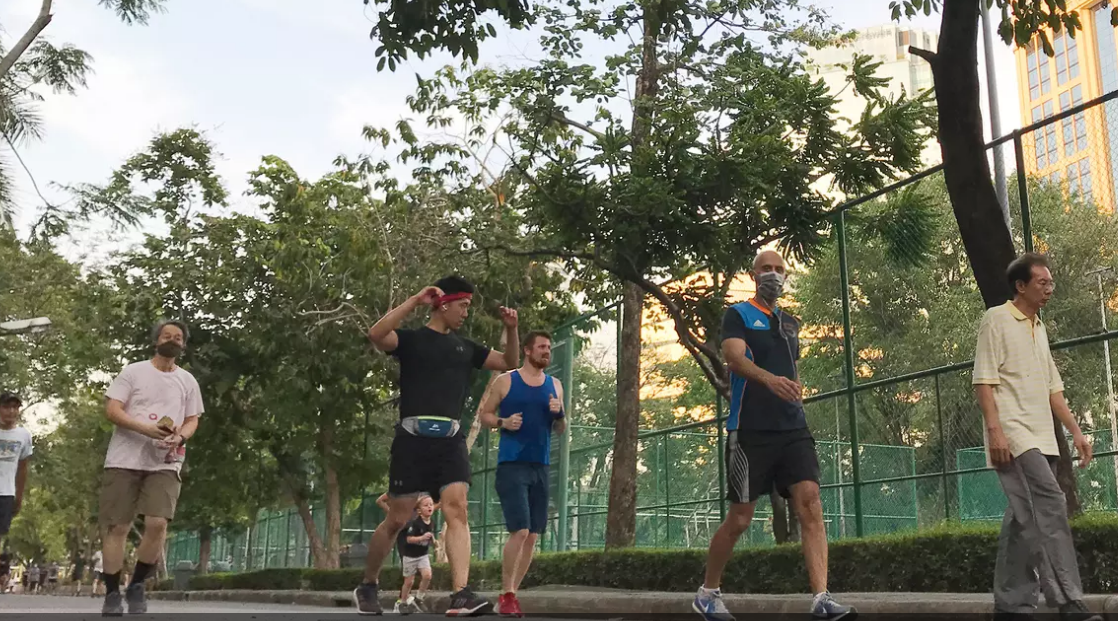 Lockdown Diperlonggar, Warga Thailand Mulai Beraktivitas di Luar